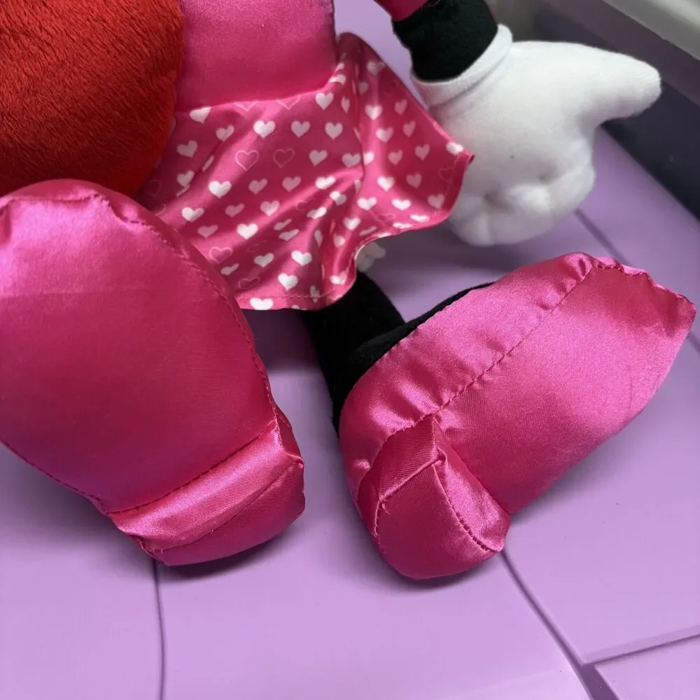 Disney Minnie Mouse Valentine plush pink dress bow Red heart New in box kid toy